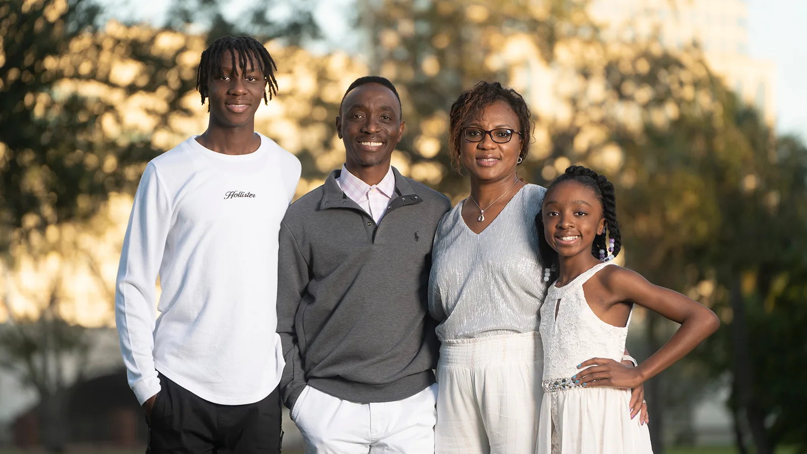 Outdoor Tampa family portraits at the University of Tampa