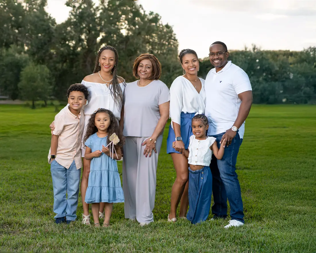 Extended family portrait in the park